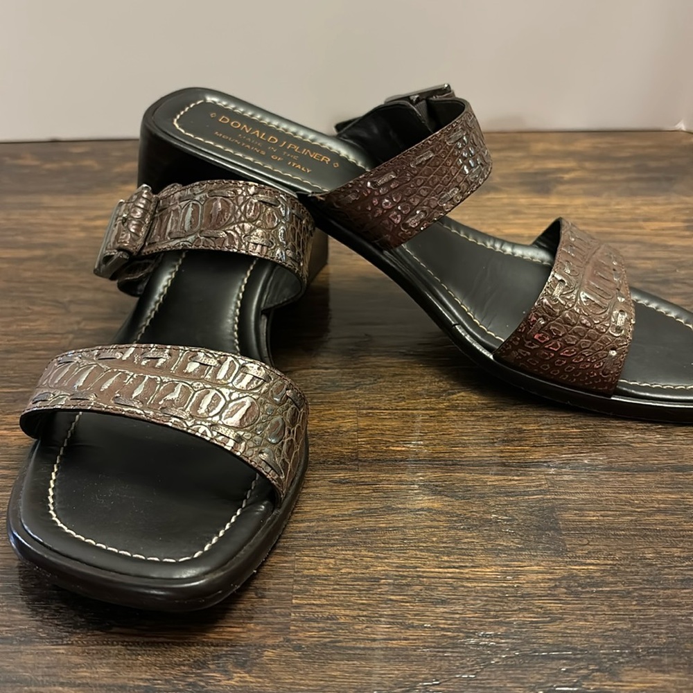 Donald J Pliner Metalic Gator Pattern sandals size 9.5N